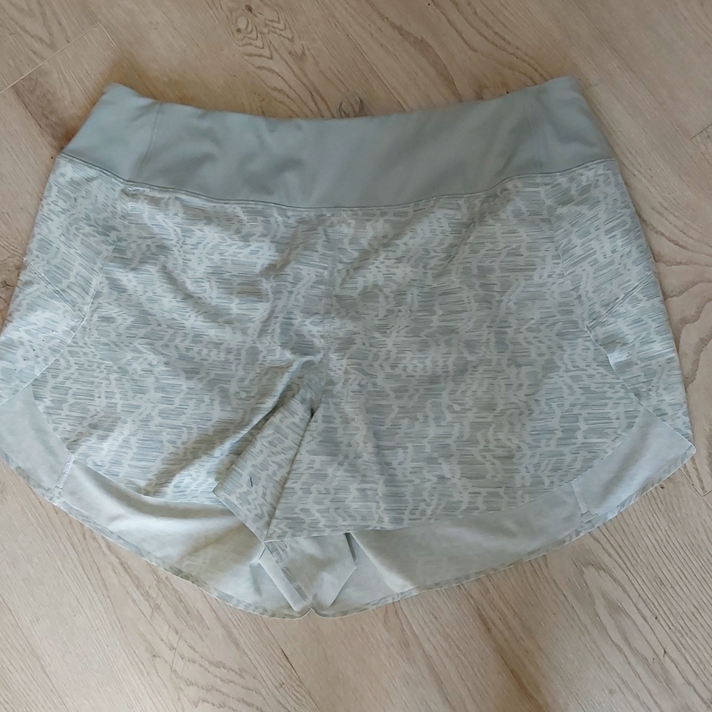 Woman's Athleta Run With It 3.5"  soft green print short
